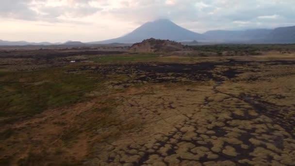 Una Hermosa Vista Jeep Safari Estacionado Una Colina Con Volcán — Vídeos de Stock
