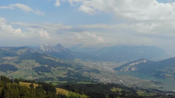 スイスのワイルドスピッツ山頂からの高山渓谷とミセン山のパノラマ 空中ドローンの景色 — ストック動画