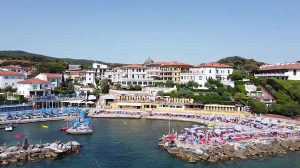 Ünlü Bagno Salvadori Yakınlarındaki Castiglioncello Kıyı Şeridinin Havadan Görüntüsü Yükseliyor — Stok video