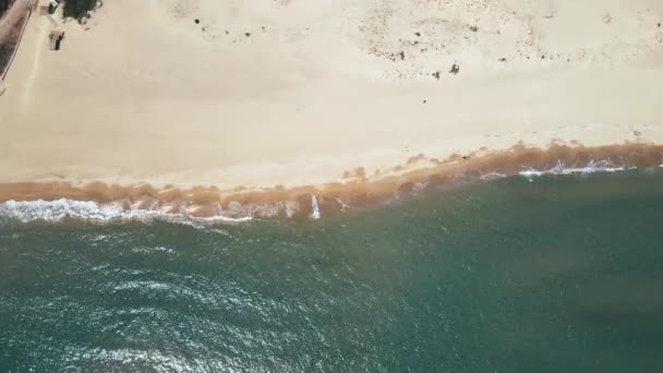 Nad Głową Klip Drona Latający Wysoko Nad Plażą Gdzie Fale — Wideo stockowe