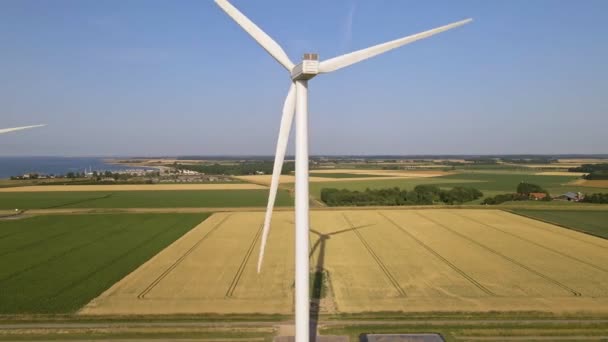 Luchtfoto Parallaxschot Van Twee Windmolens Die Eenheid Ronddraaien Het Nederlandse — Stockvideo