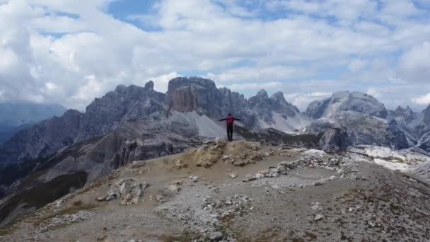 Один Чоловік Святкує Пригодницьку Успішну Подорож Доломітах Італії Південному Тіролі — стокове відео
