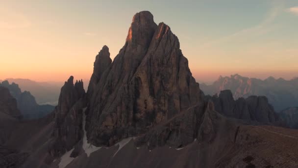 Letecký Rotační Snímek Obrovské Skalní Formace Dolomitách Severní Itálie Během — Stock video