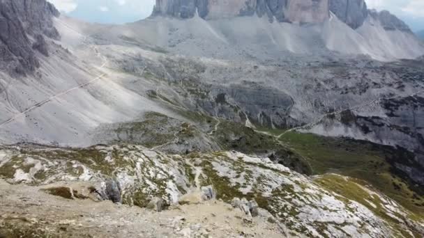 Rychle Pohybující Dron Zastřelen Turistou Stojící Osamoceně Horách Dolomit Jižním — Stock video