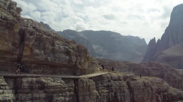 Yalnız Bir Yürüyüşçü Dramatik Tehlikeli Bir Patikada Dolomitler Dik Bir — Stok video