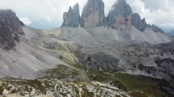 Vandrare Står Ensam Bergen Dolomiterna Italien Tittar Tre Cime Lavaredo — Stockvideo
