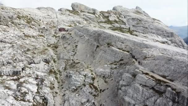 Drone Aérien Groupe Randonneurs Marchant Vers Une Maison Sur Sentier — Video