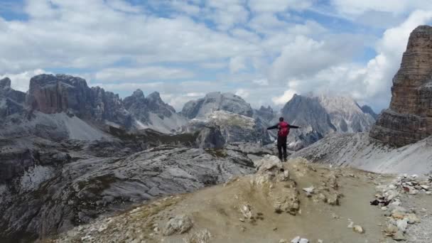 Turista Stojí Sám Horách Cítí Úspěch Úspěch Dobrodružné Túře Dolomitách — Stock video