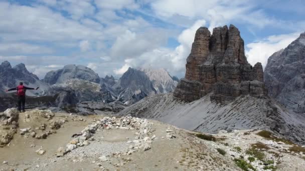 Turista Stojící Sám Horách Slaví Dobrodružnou Úspěšnou Túru Dolomitách Itálii — Stock video