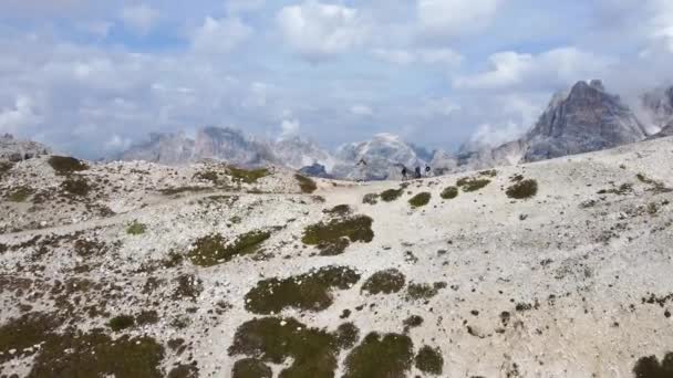Drone Shot Turistů Kteří Jsou Pěší Turistiku Horské Stezce Vynikajícím — Stock video