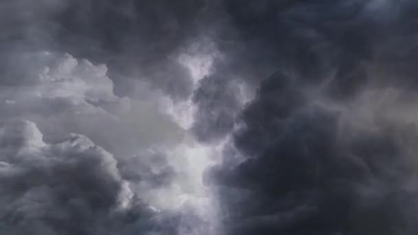 Movendo Nuvens Cumulonimbus Escuras Com Relâmpagos Neles — Vídeo de Stock