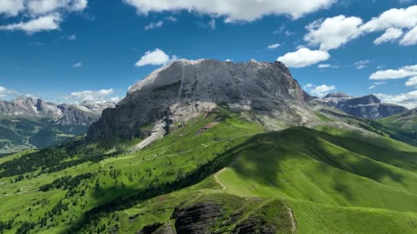 Csodálatos Kilátás Dolomitok Csúcs Egy Túraútvonal Vezet Hegyekbe Napkelte Drón — Stock videók