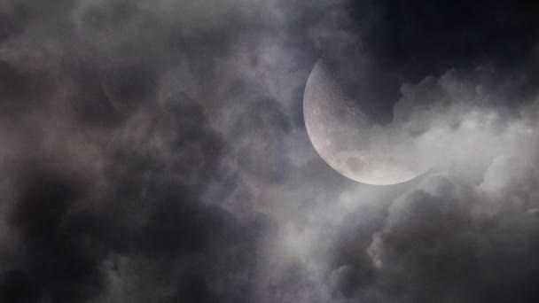 Uma Lua Crescente Que Aparece Noite Com Nuvens Escuras Trovoadas — Vídeo de Stock