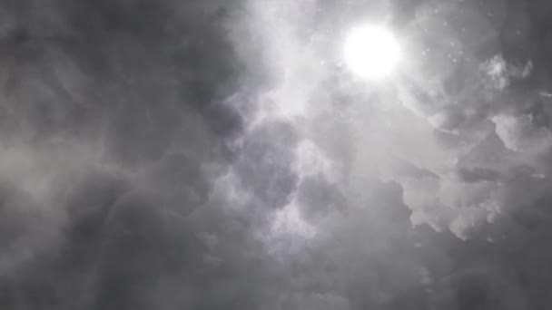 Sol Brilhante Coberto Por Nuvens Escuras Céu Escuro — Vídeo de Stock