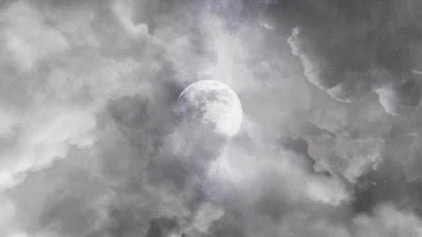 Lua Visível Nas Nuvens Cinzentas — Vídeo de Stock