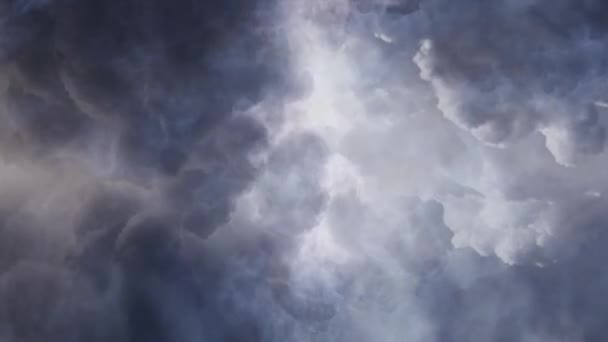 Burza Wewnątrz Gęstych Ciemnych Chmur Poruszających Się Ciemnym Niebie — Wideo stockowe