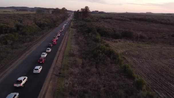 Vuelo Aéreo Sobre Zona Rural Uruguay Atasco Tráfico Carretera Atardecer — Vídeo de stock