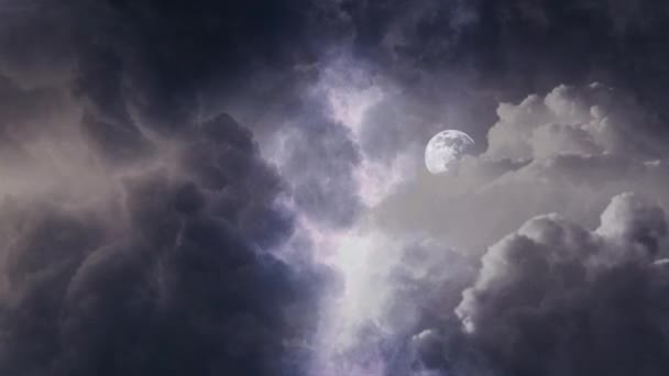 Lua Que Brilha Brilhantemente Noite Com Nuvens Escuras Seu Redor — Vídeo de Stock