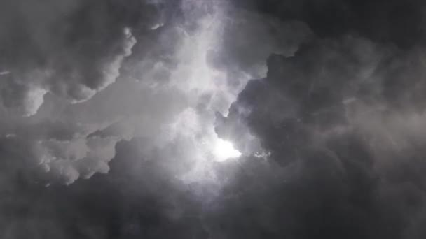 Sol Brillando Detrás Las Nubes Oscuras Cielo Oscuro — Vídeo de stock