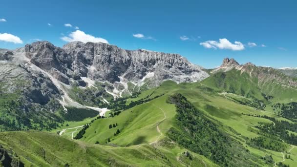 Tolle Aussicht Auf Den Gipfel Der Dolomiten Mit Einem Wanderweg — Stockvideo