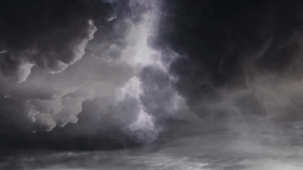 在黑暗的天空中可以看到云彩的深处 — 图库视频影像