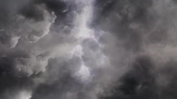 Furtuni Fulgere Care Apar Norii Întunecați Groși Cumulonimbus — Videoclip de stoc