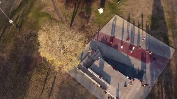 Aerial Top Shot Couples Dancing Tango Taniec Świeżym Powietrzu Parku — Wideo stockowe