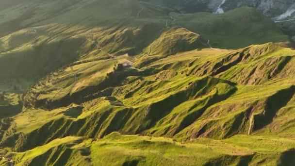 Alba Sulle Montagne Dolomitiche Con Nebbia Nebbia Che Rotolano Intorno — Video Stock