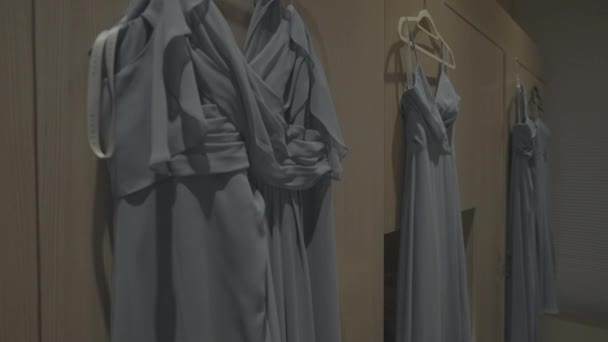Gelinler Elbise Askılarında Gelinlik — Stok video
