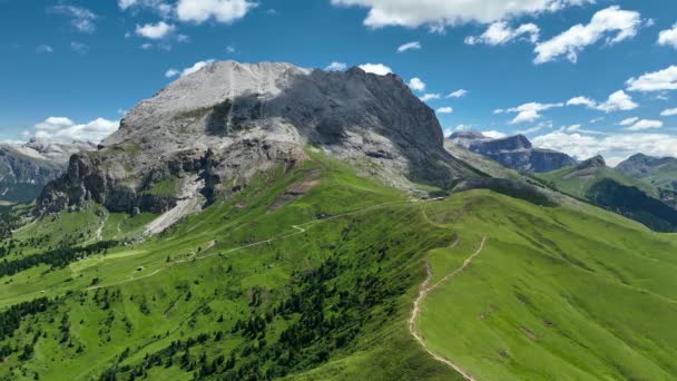 Csodálatos Kilátás Dolomitok Csúcs Egy Túraútvonal Vezet Hegyekbe Napkelte Drón — Stock videók