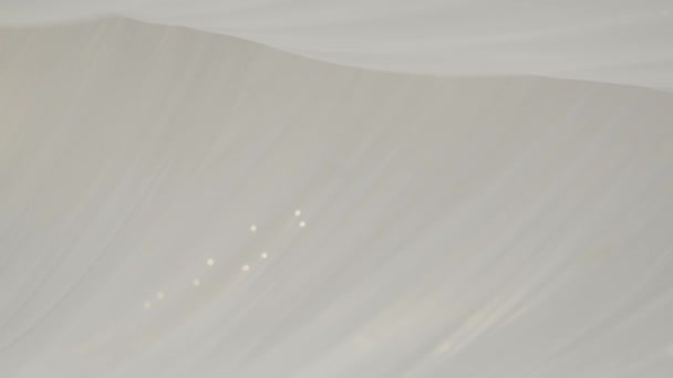 Güzel Beyaz Perdeyle Kaplanmış Düğün Markının Içi — Stok video