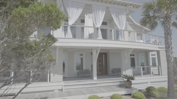 Estableciendo Tiro Hermosa Propiedad Revestida Madera Blanca Frente Mar Dos — Vídeos de Stock