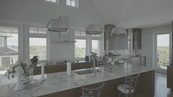 美しいモダンなインテリアデザインキッチンスペースビーチフロントのプロパティ — ストック動画