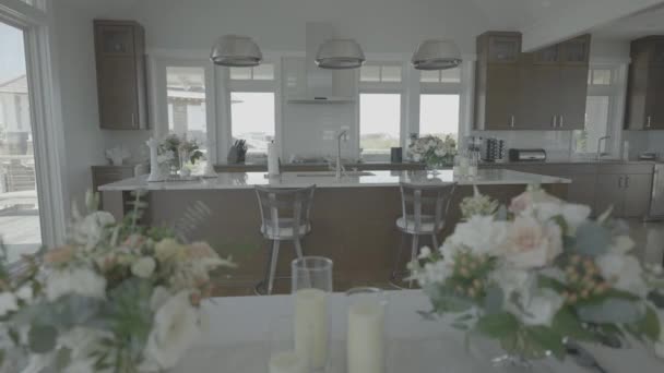 Wnętrze Nieruchomości Ślubnych Kuchnia Przestrzeń Zaprojektowana Bukietów Kwiatów — Wideo stockowe