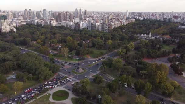 Dynamische Luftaufnahmen Eines Kreisverkehrs Dem Das Denkmal Von Justo Jos — Stockvideo
