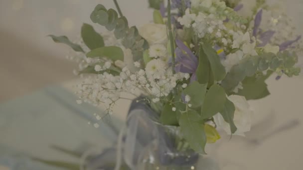 Bunga Karangan Bunga Berbagai Macam Dengan Bayi Napas Dalam Vas — Stok Video