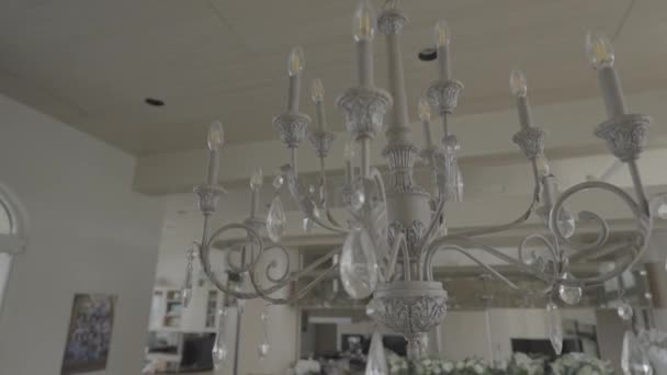 Luminoso Lustre Vintage Olhando Sala Estar Lâmpadas Modernas — Vídeo de Stock