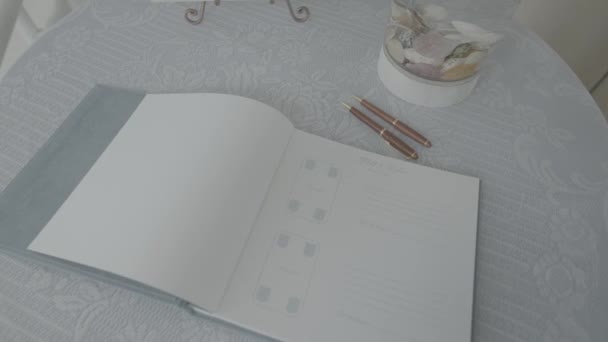 Düğün Salonunun Girişindeki Masada Misafir Kitabı — Stok video