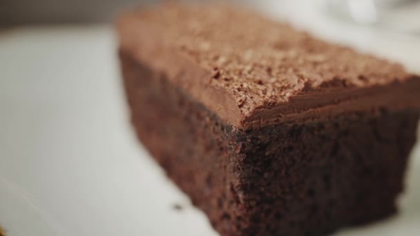 Una Grande Fetta Torta Cioccolato — Video Stock