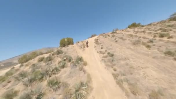 Fpv Imagens Perseguição Alta Velocidade Motocross Andar Moto Longo Cume — Vídeo de Stock