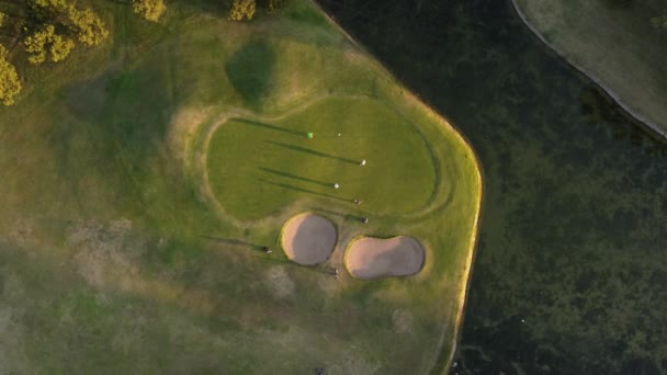 阿根廷布宜诺斯艾利斯Jos Jurado高尔夫俱乐部高尔夫球场的一个固定的自上而下的空中录像 夕阳西下 球场上有高尔夫球手 — 图库视频影像