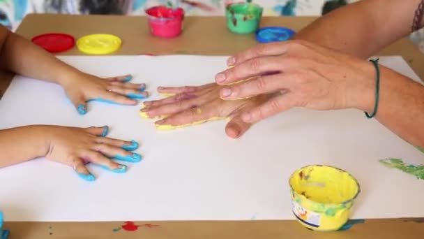 Erwachsene Und Kinder Gestalten Blaue Und Gelbe Handabdrücke Für Solidarität — Stockvideo