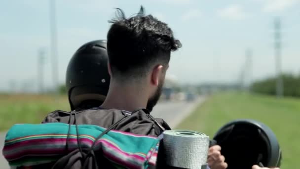 Een Stilstaande Beelden Van Twee Mensen Die Een Motor Naar — Stockvideo