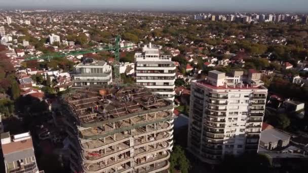 Dynamisk Omloppsbana Bild Hög Byggnad Medan Den Uppbyggnad Flera Byggnadsarbetare — Stockvideo