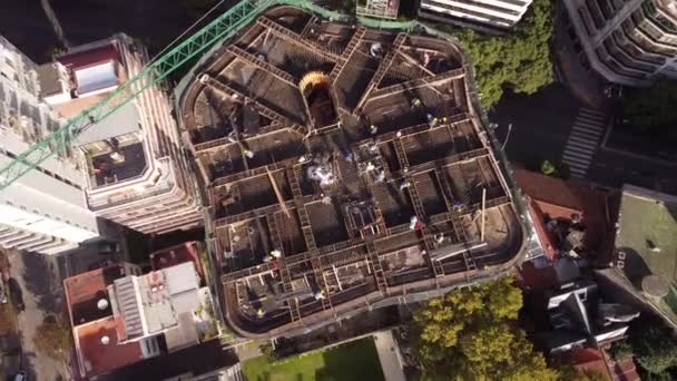 Een Dynamische Luchtopname Van Een Bovenaanzicht Van Het Gebouw Die — Stockvideo