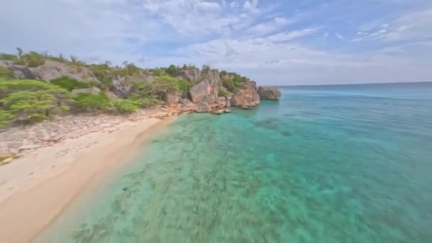 다이나믹 Fpv 도미니카 공화국에서 청록색 바위투성이 안선을 이색적 해안선을 — 비디오