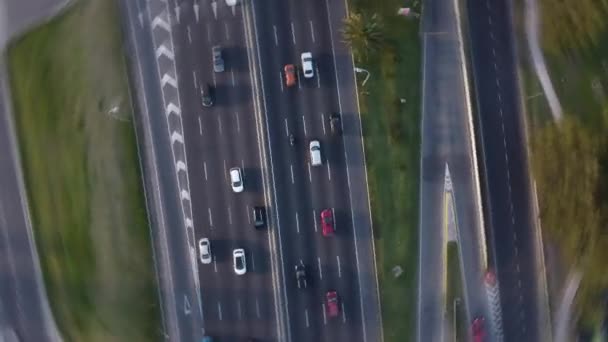 ブエノスアイレス市内の忙しい4車線の高速道路の上にダイナミックなピボットトップダウンの航空映像 映像はゆっくりとトラフィックの上に降りてくると反時計回りに回転します — ストック動画