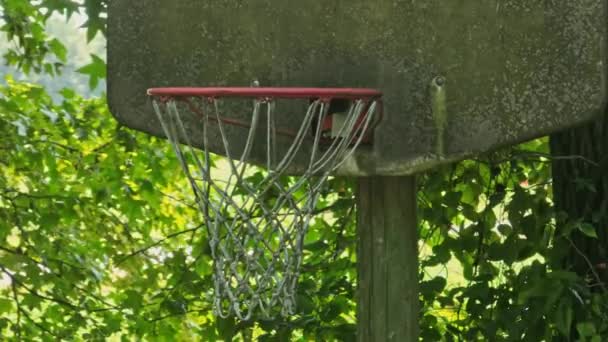 旧的污垢覆盖篮球篮筐目标4K — 图库视频影像