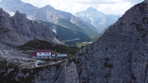 Záběry Dronu Jak Pomalu Odlétá Velmi Půvabného Domu Také Zvaného — Stock video