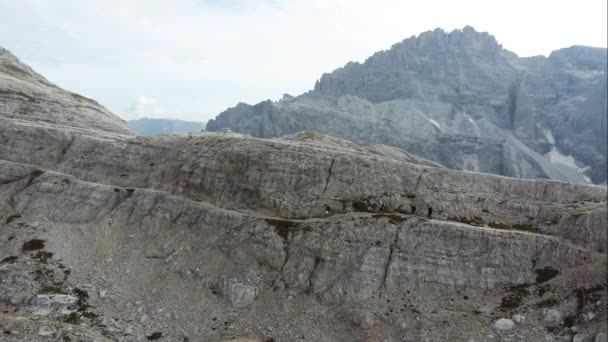 Turistů Kráčí Nebezpečné Horské Stezce Strmém Útesu Úžasnou Krajinou Dolomit — Stock video